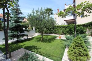Charmantes Apartment nur 10 Gehminuten zum Strand mit privater Terrasse, Klima, WiFi 