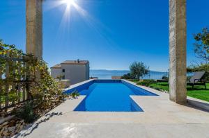 Lichtdurchflutete Penthousewohnung nur 300 Meter zum Strand mit Meerblick, Pool, Grill