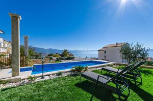 Lichtdurchflutete Penthousewohnung nur 300 Meter zum Strand mit Meerblick, Pool, Grill