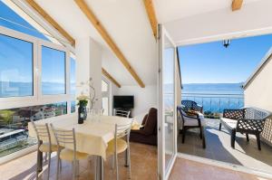 Lichtdurchflutete Penthousewohnung nur 300 Meter zum Strand mit Meerblick, Pool, Grill