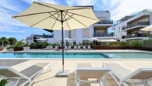 Luxus Apartment nur 300 Meter zum Strand mit Pool, Liegen, Grill, Privatparkplatz 