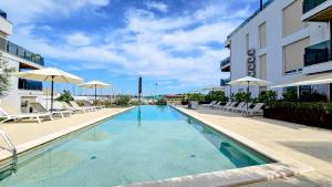 Luxus Apartment nur 300 Meter zum Strand mit Pool, Liegen, Grill, Privatparkplatz 