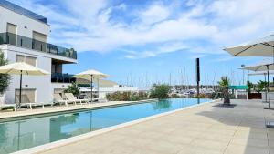 Luxus Apartment nur 300 Meter zum Strand mit Pool, Liegen, Grill, Privatparkplatz 