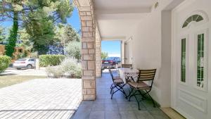 Charmantes Apartment nur 350 Meter zum Strand, umgeben von mediterraner Bepflanzung 