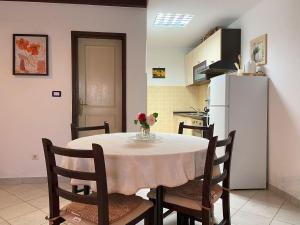 Mediterranes Apartment mit Grillbereich, Liegen im Garten, Privatparkplatz, WiFi