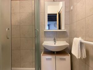 Mediterranes Apartment mit Grillbereich, Liegen im Garten, Privatparkplatz, WiFi