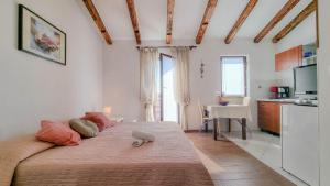 Rustikales Studio-Apartment nur 700 Meter zum Strand mit Meerblick 