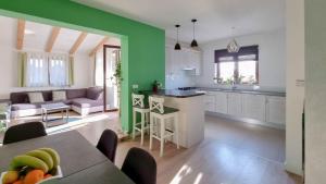 Modernes Apartment nur 250 Meter zum Strand mit 2 Balkonen, Waschmaschine, WiFi 