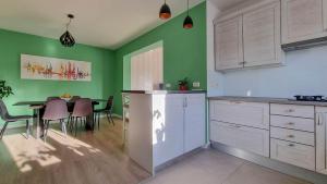 Modernes Apartment nur 250 Meter zum Strand mit 2 Balkonen, Waschmaschine, WiFi 