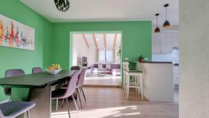 Modernes Apartment nur 250 Meter zum Strand mit 2 Balkonen, Waschmaschine, WiFi 