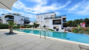 Atemberaubendes Apartment nur 300 Meter zum Strand mit Pool, 2 Balkonen, Klima, WiFi