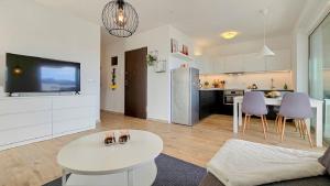 Atemberaubendes Apartment nur 300 Meter zum Strand mit Pool, 2 Balkonen, Klima, WiFi 