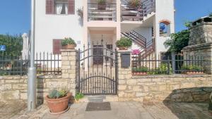 Charmantes Apartment nur 700 Meter zum Strand mit BBQ-Bereich, Terrasse, Privatparkplatz 