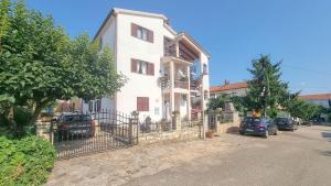 Charmantes Apartment nur 700 Meter zum Strand mit BBQ-Bereich, Terrasse, Privatparkplatz 
