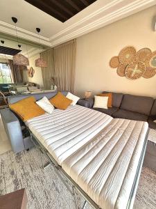 Appartement Cosy avec grande terrasse et piscine en face du stade Can2025