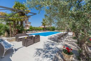 Charmantes Apartment nur 800 Meter zum Strand mit Pool, Grillbereich, Waschmaschine