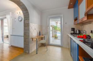 Lauschiges Apartment mit 60m2 Pool, Babybett, Waschmaschine, Grillbereich - nur 800 Meter zum Strand