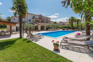 Mediterranes Apartment mit 60m2 Pool, BBQ-Bereich, Liegen, Waschmaschine