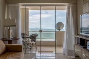 Apto aconchegante 3Q com varanda vista mar CET1702