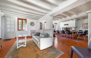 Maisons de vacances Stunning Home In Coullons With Wifi : photos des chambres