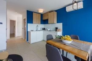 Beeindruckendes Apartment nur 500 Meter zum Strand mit Meerblick, Sauna, Gym, Pool