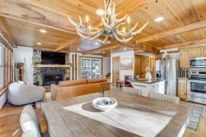 Hot Tub and Fireplace Cozy Angel Fire A-Frame Cabin