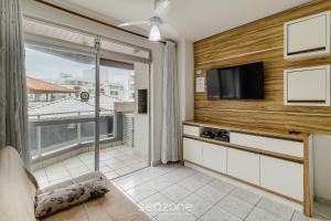 Apto com sacada a 100m da praia - Ingleses EAB203
