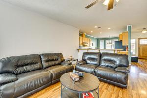 26 Mi to Fresno Pet-Friendly Home in Reedley!