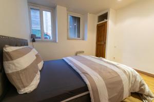 HYPER CENTRE dans remparts vieille ville 1er étage , possible tout faire a pieds