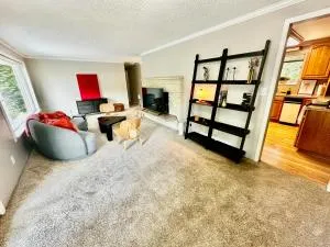 Cozy Home Surrounded by Trees - Milton