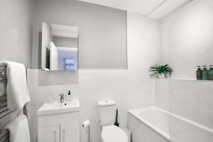 CHURCHILL SQUARE VIEWS - Modern Studio