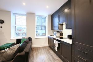 CHURCHILL SQUARE VIEWS - Modern Studio