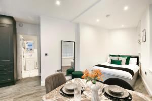 CHURCHILL SQUARE VIEWS - Modern Studio