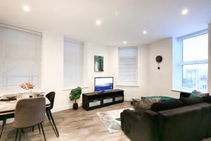 CHURCHILL SQUARE VIEWS - Modern Studio