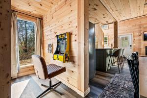2 Next Door Cabins-10 min from Downtown- 2 Hot Tubs, 2 Grills, 2 Fireplaces