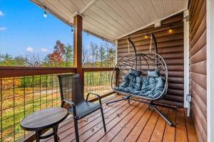 2 Next Door Cabins-10 min from Downtown- 2 Hot Tubs, 2 Grills, 2 Fireplaces