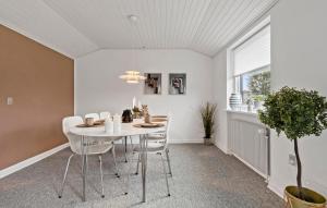 2 Bedroom Stunning Home In Grenaa