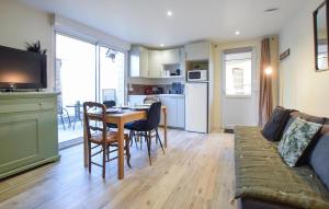 Maisons de vacances Gorgeous Home In Esquay-Sur-Seulles : photos des chambres