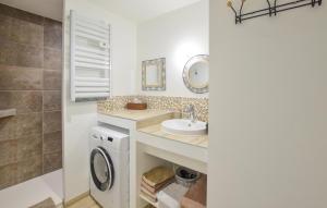 Maisons de vacances Gorgeous Home In Esquay-Sur-Seulles : photos des chambres