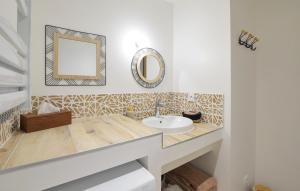 Maisons de vacances Gorgeous Home In Esquay-Sur-Seulles : photos des chambres