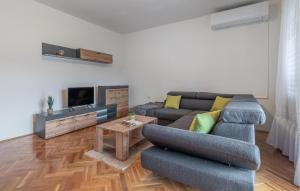 2 Bedroom Pet Friendly Home In Lazarici 