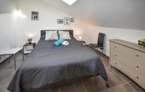 Maisons de vacances 5 Bedroom Cozy Home In Piolenc : photos des chambres