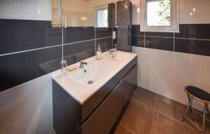 Maisons de vacances 5 Bedroom Cozy Home In Piolenc : photos des chambres