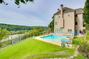 Modern Retreat with River View in Roswell! - 3hvězdičkové hotely ve městě Roswell