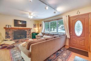 1 Mi to Sugarbush Resort Dog-Friendly Home!