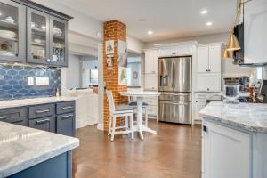 1 Mi to Drakes Island Beach Cottage with Deck!