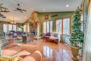 Walk to Saylorville Lake Spacious Home with Deck!