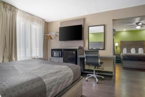 Queen Suite with Two Queen Beds - Non-Smoking room in Rodeway Inn Tuscaloosa near University