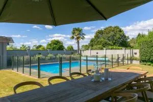 Spacious 5-Star Home with Pool - Oruanui