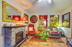 Walk to Civic Center and Dining Lebanon Studio!